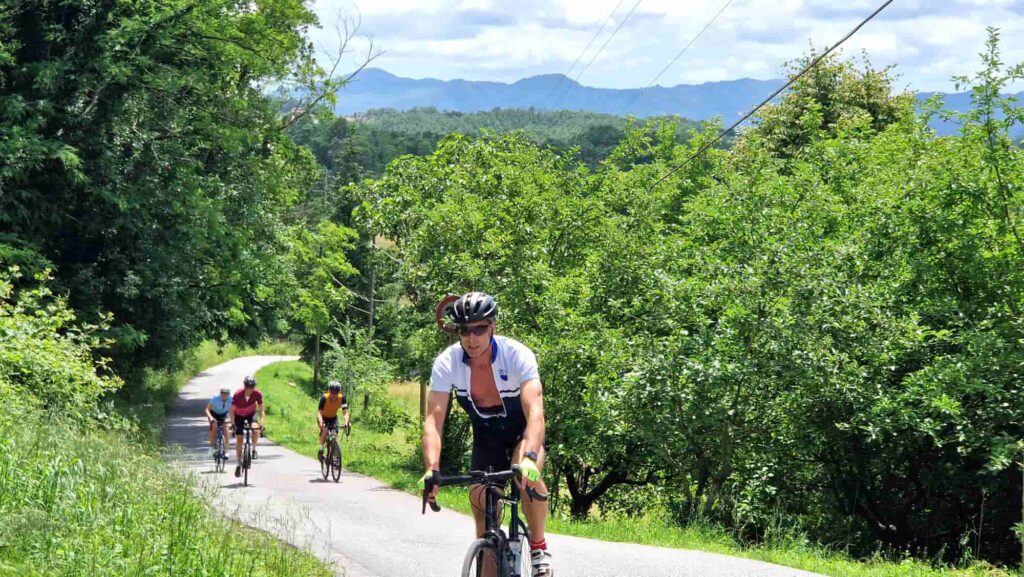 wielrenners op heuvel in Lunigiana, Noord Toscane