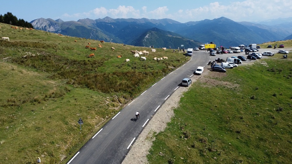 Klimmen en klaar, truck hotel op laatste col van de dag